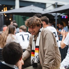 Fußballfans auf dem Quartiersplatz