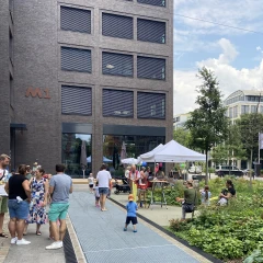 Familienfest auf dem Quartiersplatz mit spielenden Kindern