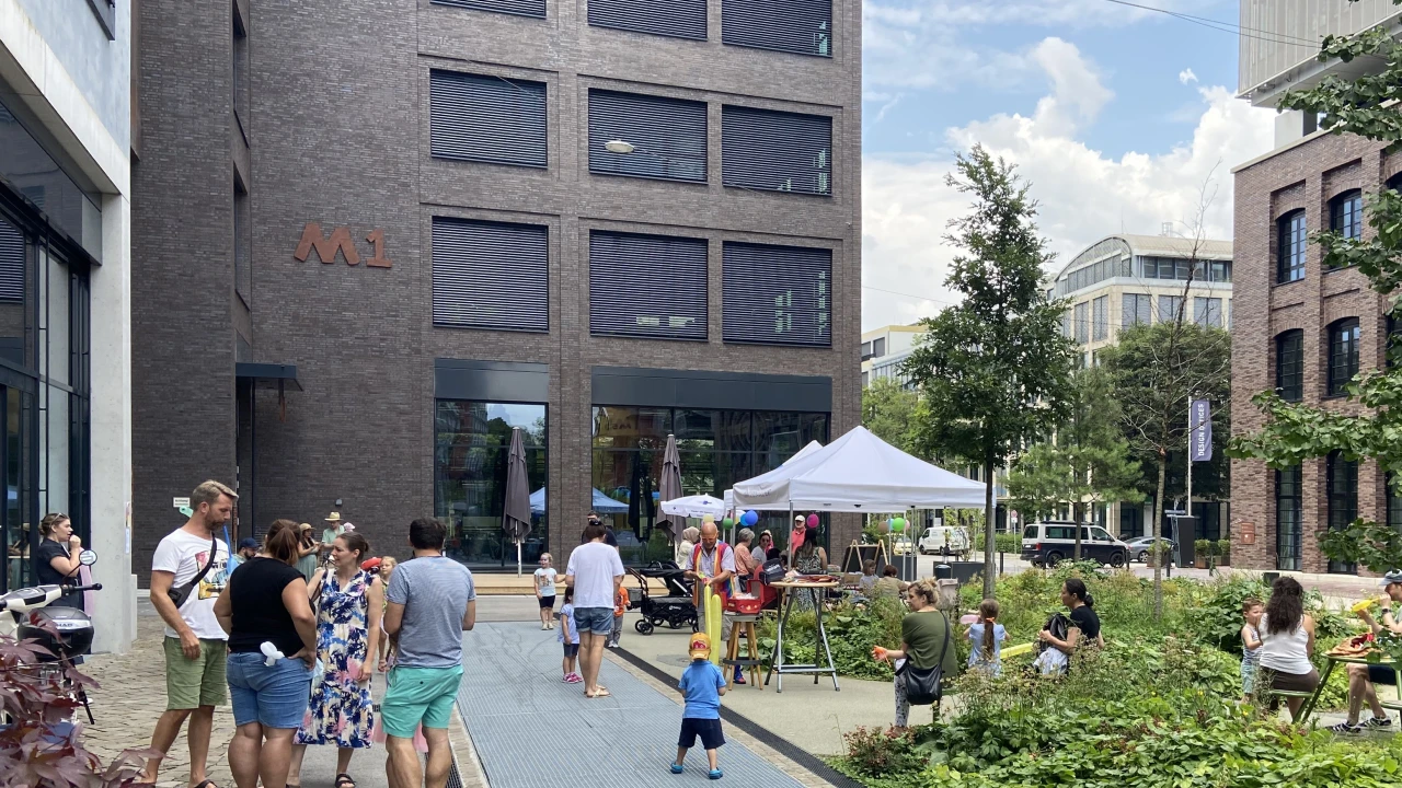 Familienfest auf dem Quartiersplatz mit spielenden Kindern